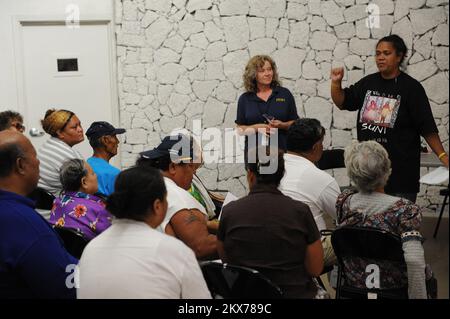 Earthquake Tsunami – Utulei, Amerikanisch-Samoa, 8. Oktober 2009 das Supportpersonal des FEMA Disaster Recovery Center, Maryanne Hills, erklärt einer vom Tsunami betroffenen Gruppe von Einwohnern den Registrierungsprozess, während die lokale FEMA-Mitarbeiterin Masina G. Cime wichtige Übersetzungsdienste für nicht englischsprachige Personen bereitstellt. David Gonzalez/FEMA. Erdbeben, Tsunami und Überschwemmungen in Amerikanisch-Samoa. Fotos zu Katastrophen- und Notfallmanagementprogrammen, Aktivitäten und Beamten Stockfoto