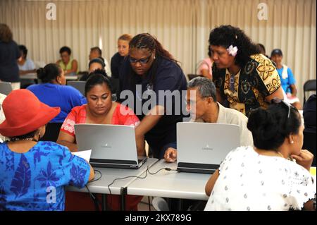 Earthquake Tsunami – Utulei, Amerikanisch-Samoa, 8. Oktober 2009 FEMA Disaster Recovery Center Group Supervisor, Valerie Aubert, und Alefa Afalava, Individual Assistance Officer für das Territorium Amerikanisch-Samoas, bieten lokalen Mitarbeitern eine Anleitung zur Aufnahme der Registrierung. David Gonzalez/FEMA. Erdbeben, Tsunami und Überschwemmungen in Amerikanisch-Samoa. Fotos zu Katastrophen- und Notfallmanagementprogrammen, Aktivitäten und Beamten Stockfoto