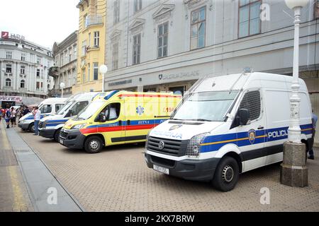16.07.2018., Kroatien, Zagreb - Fans warten darauf, dass die kroatische Nationalmannschaft am 16. Juli 2018 auf dem Hauptplatz in Zagreb, Kroatien, auftaucht. Die kroatische Fußballnationalmannschaft gewann bei der Fußballweltmeisterschaft 2018 in Russland den zweiten Platz. Foto: Goran Stanzl/PIXSELL Stockfoto