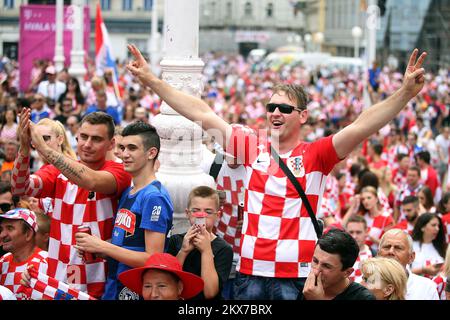16.07.2018., Kroatien, Zagreb - Fans warten darauf, dass die kroatische Nationalmannschaft am 16. Juli 2018 auf dem Hauptplatz in Zagreb, Kroatien, auftaucht. Die kroatische Fußballnationalmannschaft gewann bei der Fußballweltmeisterschaft 2018 in Russland den zweiten Platz. Foto: Goran Stanzl/PIXSELL Stockfoto