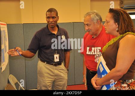 Erdbebenüberschwemmung Tsunami - Pago Pago, Amerikanisch-Samoa, 23. Oktober 2009, Kongressabgeordnete Laura Richardson, deren Bezirk Südkalifornien die größte Bevölkerung Samoas in den Vereinigten Staaten hat, Und der amerikanisch-samoanische Kongressabgeordnete Eni F. H. Faleomavaega hört zu, wie der Federal Coordinating Officer Kenneth R. Tingman die Reaktion der FEMA auf die Erdbeben-, Tsunami- und Überschwemmungskatastrophe vom 29.. September beschreibt. Sie trafen sich mit der Regierung. Togiola Tulafono und FEMA-Beamte für zwei Stunden, um die Notfallreaktions- und Wiederherstellungspläne zu besprechen. Richard O'Reilly/FEMA. Erdbeben, Tsunami und Überschwemmungen in Amerikanisch-Samoa. Ph Stockfoto
