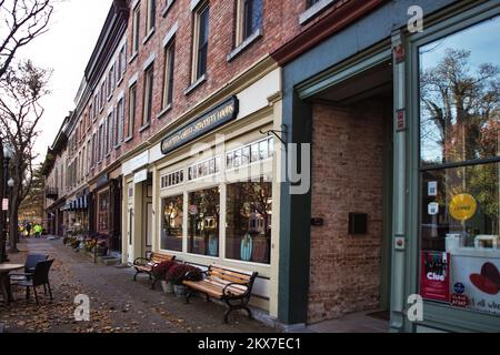 Skaneateles, New York, USA. 4. November 2022. Charmante Geschäfte und Boutiquen im Dorfzentrum von Skaneateles, New York an einem ruhigen Herbstmorgen Stockfoto