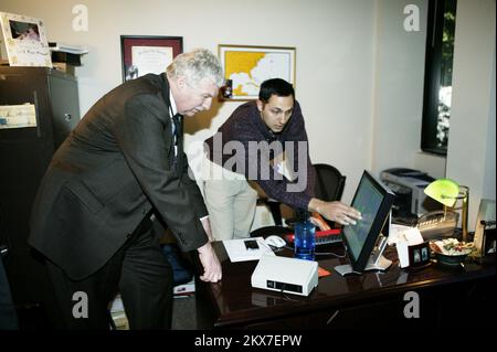 Überschwemmungen - Atlanta, Ga , 4. November 2009 Stellvertretender Administrator Richard Serino spricht mit Brandon Bolinski im Hurricane Center im Büro der Region IV in Atlanta, Georgia. David Fine/FEMA... Fotos zu Katastrophen- und Notfallmanagementprogrammen, Aktivitäten und Beamten Stockfoto