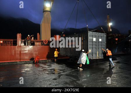 Erdbeben-Überschwemmung Tsunami - Pago Pago, Amerikanisch-Samoa, 14. November 2009 Ein komplettes Kraftwerk, verpackt als Set aus 54 Versandcontainern, kam in Amerikanisch-Samoa an Bord eines gecharterten Schiffes aus Singapur an. Die meisten wurden am nächsten Tag im Satala-Kraftwerk installiert, das am 29. September 2009 durch den Tsunami zerstört wurde. Wenn sie miteinander verbunden sind, ersetzen die Generatoren alle 14. 7 Megawatt verloren im Satala-Werk. Der Rest der Anlagen wurde im verbleibenden Kraftwerk der Insel in Tafuna installiert, wo die Anlage entlastet werden soll. Richard O'Reilly/FE Stockfoto