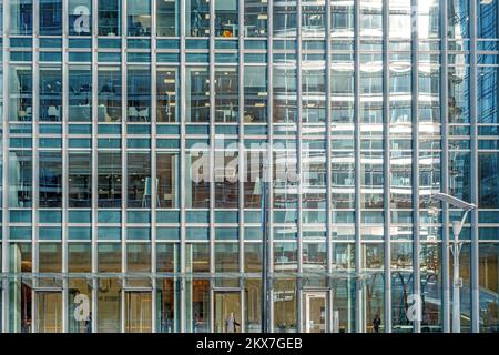 Blick aus der Nähe durch die Fenster des Wolkenkratzers 10 Upper Bank Street, kommerzielles Hochhaus in Canary Wharf, East London, Großbritannien. Stockfoto