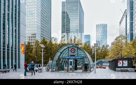 Geschwungenes Glasdach der Canary Wharf U-Bahnstation mit Hochhäusern im Hintergrund, darunter JP Morgan, Newfoundland und 40 Bank Street. Stockfoto