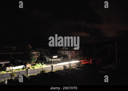 Erdbeben Überschwemmung Tsunami - Pago Pago, Amerikanisch-Samoa, 20. November 2009 Ein Vorbeifahrendes Auto Beleuchtet einen Teil eines großen Gebiets der südwestlichen Insel Tutuila, einschließlich des Joint Field Office for Disaster 1859, das Anfang Freitag 55 Minuten lang ohne Strom war. Die planmäßige Ausfallzeit betraf auch den Flughafen, war jedoch so geplant, dass sie nach dem Abflug des zweiwöchentlichen Fluges nach Honolulu eintrat. Die Abschaltung ermöglichte es, die Stromkreise für neue Generatoren neu zu konfigurieren, die im Rahmen der Erholung Amerikas Samoas nach dem Erdbeben, dem Tsunami und den Überschwemmungen vom 29. September 2009 installiert wurden. Richard O'Reilly/FEMA... Foto Stockfoto