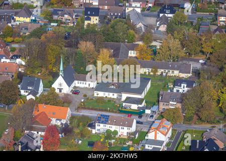 Luftaufnahme, Evang. Auferstehungskirche und Martin-Luther-Haus in Weddinghofen, Bergkamen, Ruhrgebiet, Nordrhein-Westfalen, Deutschland, Gottesdienst, Stockfoto