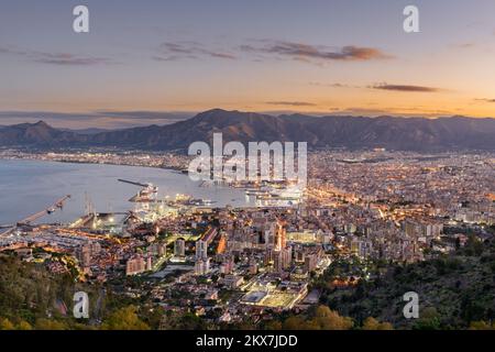 Die Skyline von Palermo, Italien, über dem Hafen in der Abenddämmerung. Stockfoto