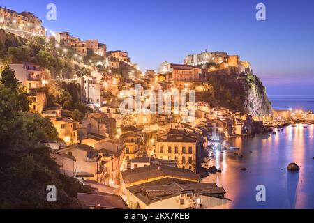 Scilla, Italien, an der Mittelmeerküste in der Abenddämmerung. Stockfoto