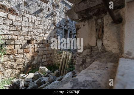 26.07.2018., Insel Korcula, Kroatien - Haus von Marco Polo - soll das Haus sein, in dem Marco Polo, der berühmte Weltreisender und Schriftsteller geboren wurde. Es wurde kürzlich von der Stadtverwaltung von Korcula gekauft, die derzeit plant, es zu rekonstruieren und im Museum von Marco Polo zu rekonstruieren. Derzeit ist nur der Teil des Hauses für Besucher geöffnet, um sich umzusehen. Klettern Sie über schmale Treppen in die Loggia, die einen großartigen Blick auf die Dächer der Altstadt von Korcula bietet.der Europäische Fonds hat mehr als 3 Millionen kroatische Kuna für die Renovierung des Hauses genehmigt Foto: Davor Puklavec/PIXSELL Stockfoto