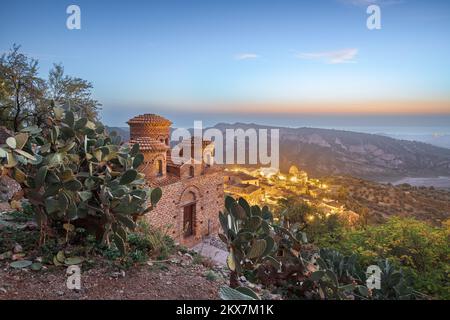 Stilo, Italien, mit der byzantinischen Kirche in der Dämmerung. Stockfoto