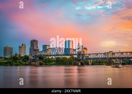 Little Rock, Arkansas, USA, Skyline im Stadtzentrum am Arkansas River bei Sonnenaufgang. Stockfoto
