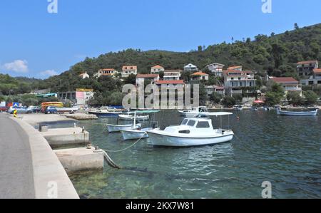 06.08.2018., Brna, Insel Korcula, Kroatien - Brna ist ein kleines Küstendorf in einer tiefen und geräumigen Bucht an der Südriviera der Insel Korcula. Die Bucht selbst ist durch eine breite Halbinsel namens Mali Zaglav getrennt, die die Bucht von Brna (Ost) von der Istruga-Bucht (West) trennt. Das Dorf selbst liegt an der örtlichen Straße Blato-Prižba-Brna-Smokvica-Cara, ca. 3 km vom Dorf Prizba und ca. 4 km vom Dorf Smokvica entfernt. Foto: Sanjin Strukic/PIXSELL Stockfoto