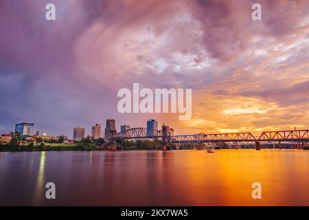 Little Rock, Arkansas, USA, Skyline im Stadtzentrum am Arkansas River bei Sonnenaufgang. Stockfoto