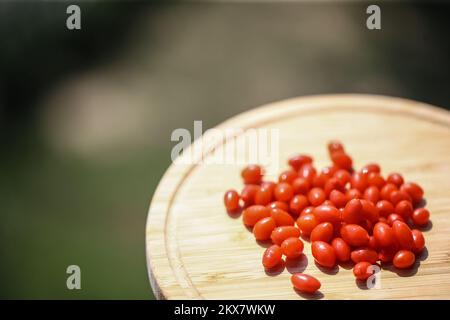 07.08.2018., Zagreb, Kroatien - Goji-Beeren. Kalorienarm, fettfrei, eine gute Quelle von Ballaststoffen und eine hoch antioxidative Nahrung, Goji-Beere Vorteile umfassen die Fähigkeit, Ihnen zu helfen, Krankheiten zu bekämpfen, effektiv Ihr Gewicht zu verwalten und eine bessere Verdauung erleben. Die vielseitigen Goji-Beeren, die in der Regel roh, getrocknet oder in flüssiger oder pulverförmiger Form verzehrt werden, enthalten eine breite Palette an Phytonährstoffen, Vitaminen und Spurenmineralien und geben ihnen von vielen Gesundheitsexperten den Namen „Superfood Beeren“. Foto: Igor Soban/PIXSELL Stockfoto