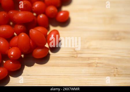 07.08.2018., Zagreb, Kroatien - Goji-Beeren. Kalorienarm, fettfrei, eine gute Quelle von Ballaststoffen und eine hoch antioxidative Nahrung, Goji-Beere Vorteile umfassen die Fähigkeit, Ihnen zu helfen, Krankheiten zu bekämpfen, effektiv Ihr Gewicht zu verwalten und eine bessere Verdauung erleben. Die vielseitigen Goji-Beeren, die in der Regel roh, getrocknet oder in flüssiger oder pulverförmiger Form verzehrt werden, enthalten eine breite Palette an Phytonährstoffen, Vitaminen und Spurenmineralien und geben ihnen von vielen Gesundheitsexperten den Namen „Superfood Beeren“. Foto: Igor Soban/PIXSELL Stockfoto