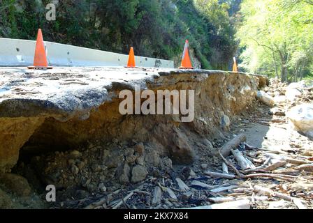 Überschwemmung Schlammlawine/Erdrutsche Schwerer Sturm Wintersturm - Pasadena, Kalifornien , 12. März 2010 North Arroyo Blvd. War wegen starker Erosion unter der Straße entlang der Bachseite an diesem Uferabschnitt geschlossen. Staatliche Katastrophenhilfe wurde für Kalifornien bereitgestellt, um die staatlichen und lokalen Wiederaufbaumaßnahmen in dem Gebiet zu ergänzen, das von schweren Winterstürmen, Überschwemmungen sowie Trümmer- und Schlammströmen zwischen dem 17. Januar und dem 6. Februar 2010 heimgesucht wurde. Adam DuBrowa/FEMA.. Schwere Winterstürme, Überschwemmungen, Trümmer und Schlamm in Kalifornien. Fotografien zu Katastrophen und Notfallmanagement Stockfoto