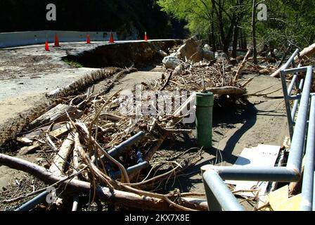 Überschwemmung Schlammlawine/Erdrutsche Schwerer Sturm Wintersturm - Pasadena, Kalifornien , 12. März 2010 der North Arroyo Blvd war wegen schwerer Überschwemmungen und Schlammrutschen aufgrund des schweren Winterwetters in der Wassereinzugsregion Hahamonga geschlossen. Die Zahlung von mindestens 75 Prozent der förderfähigen Kosten für die Beseitigung von Trümmern aus öffentlichen Bereichen und für Sofortmaßnahmen zur Rettung von Menschenleben sowie zum Schutz von Eigentum und öffentlicher Gesundheit wird genehmigt. Adam DuBrowa/FEMA. Schwere Winterstürme, Überschwemmungen, Trümmer und Schlamm in Kalifornien. Fotografien zu Katastrophen- und Notfallmanagementprogrammen, Aktivitäten Stockfoto