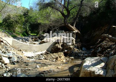 Überschwemmung Schlammlawine/Erdrutsche Schwerer Sturm Wintersturm - Pasadena, Kalifornien , 11. März 2010 Pasadena, CA, März 11, 2010- entlang dieses wichtigen Teils des North Arroyo Blvd. , Eine Brücke wurde durch schwere Überschwemmungen und Erdrutsche durch schweres Winterwetter zerstört. Die Straße ist eine wichtige Verbindung zwischen den Jet Propulsion Laboratories und den Satelliten-Kommunikationsschüsseln der Luft- und Raumfahrt auf dem Gipfel im Wassereinzugsgebiet Hahamonga. Adam DuBrowa/FEMA. Schwere Winterstürme, Überschwemmungen, Trümmer und Schlamm in Kalifornien. Fotos zu Katastrophen- und Notfallmanagementprogrammen, Aktivitäten und Offic Stockfoto