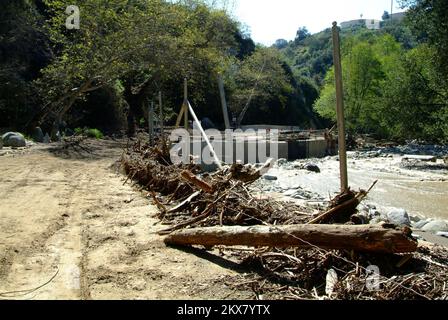 Überschwemmung Schlammlawine/Erdrutsche Schwerer Sturm Wintersturm - Pasadena, Kalifornien , 12. März 2010 North Arroyo Blvd. War wegen starker Überschwemmungen und Schlammrutschen aufgrund des kürzlichen schweren Winterwetters geschlossen. Dies ist eine von vielen beschädigten öffentlichen Einrichtungen, die für öffentliche Unterstützung in Frage kommen. Adam DuBrowa/FEMA. Schwere Winterstürme, Überschwemmungen, Trümmer und Schlamm in Kalifornien. Fotos zu Katastrophen- und Notfallmanagementprogrammen, Aktivitäten und Beamten Stockfoto