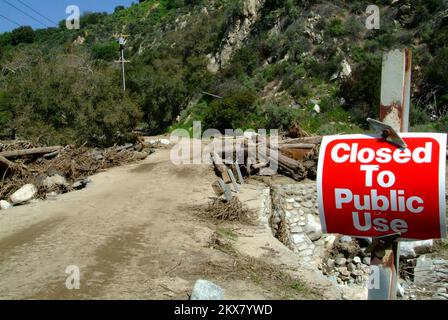 Überschwemmung Schlammlawine/Erdrutsche Schwerer Sturm Wintersturm - Pasadena, Kalifornien , 12. März 2010 der North Arroyo Blvd war wegen schwerer Überschwemmungen, Schlammlawinen und Erdrutschen aufgrund des schweren Winterwetters in der Wassereinzugsregion Hahamonga geschlossen. Staatliche Katastrophenhilfe wurde für Kalifornien bereitgestellt, um die staatlichen und lokalen Wiederaufbaumaßnahmen in dem Gebiet zu ergänzen, das von schweren Winterstürmen, Überschwemmungen, Trümmern und Schlammströmen heimgesucht wurde. Adam DuBrowa/FEMA. Schwere Winterstürme, Überschwemmungen, Trümmer und Schlamm in Kalifornien. Fotografien zu Katastrophen- und Notfallmanagementprogrammen, Aktivitäten, an Stockfoto