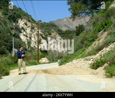 Überschwemmung Schlammlawine/Erdrutsche Wintersturm - Pasadena, Kalifornien , 12. März 2010 - Ein Mitarbeiter des Public Information Officer Disaster Assistance führt eine vorläufige Schadensbeurteilung entlang des North Arroyo Blvd durch, wo Erdrutsche und starke Regenfälle die Straße zum Angeles Crest Highway versperrten. Zahlung von mindestens 75 Prozent der förderfähigen Kosten für die Beseitigung von Trümmern aus öffentlichen Bereichen und für Sofortmaßnahmen zur Rettung von Menschenleben sowie zum Schutz von Eigentum und öffentlicher Gesundheit. Adam DuBrowa/FEMA. Schwere Winterstürme, Überschwemmungen, Trümmer und Schlamm in Kalifornien. Fotos von Katastrophen und Emer Stockfoto