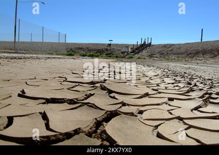 Überschwemmung Schlammlawine/Erdrutsche Schwerer Sturm Wintersturm - Bombay Beach, Kalifornien , 15. März 2010 in letzter Zeit haben heftige Regenfälle und Überschwemmungen eine dicke Schicht Schlamm in dieser Gemeinde abgelagert. Notfallmanager sind auf der Suche nach Lösungen, um diese sich wiederholenden Wassersackbildung am Deich zu mindern. Adam DuBrowa/FEMA. Schwere Winterstürme, Überschwemmungen, Trümmer und Schlamm in Kalifornien. Fotos zu Katastrophen- und Notfallmanagementprogrammen, Aktivitäten und Beamten Stockfoto