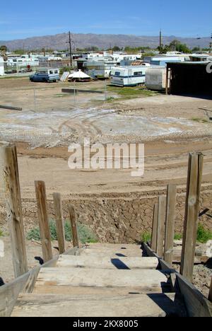 Damm/Levee-Bruch Überschwemmung Schlammrutsche/Erdrutsche Schwerer Sturm Wintersturm - Bombay Beach, Kalifornien , 15. März 2010 die letzten heftigen Regenfälle und Unwetter überfluteten diese Gemeinde und deponierten eine dicke Schicht Schlamm über den Grundstücken. Die FEMA Public Assistance Coordinators suchen nach Wegen, um diese wiederholten Frühjahrsregen zu mildern, die sich in dieser Gemeinde gegen den Damm sammeln. Adam DuBrowa/FEMA. Schwere Winterstürme, Überschwemmungen, Trümmer und Schlamm in Kalifornien. Fotos zu Katastrophen- und Notfallmanagementprogrammen, Aktivitäten und Beamten Stockfoto