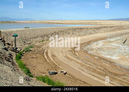 Damm/Levee-Bruch Überschwemmung Schlammrutsche/Erdrutsche Schwerer Sturm Wintersturm - Bombay Beach, Kalifornien , 15. März 2010 Schneepackschmelze und jüngstes schweres Winterwetter haben diese Straße entlang des Deichsystems der Salton Sea zusammengeführt und überflutet. Maßnahmen zur Vermeidung solcher wiederholten Überschwemmungen werden derzeit von FEMA-Beamten geprüft. Adam DuBrowa/FEMA. Schwere Winterstürme, Überschwemmungen, Trümmer und Schlamm in Kalifornien. Fotos zu Katastrophen- und Notfallmanagementprogrammen, Aktivitäten und Beamten Stockfoto