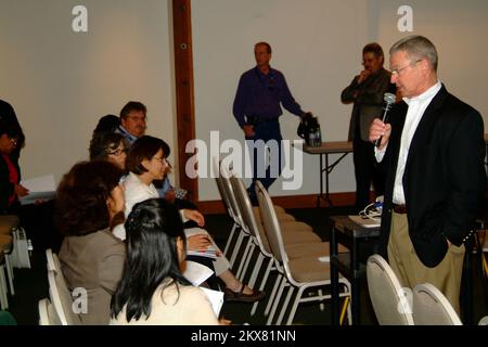 Überschwemmung Schlammlawine/Erdrutsche Schwerer Sturm Wintersturm - Pasadena, Kalifornien , 17. März 2010 FEMA Federal Coordinating Officer Michael Smith beantwortet bei einem Cal EMA State Briefing Fragen von Antragstellern zu den Beitreibungsbemühungen im Zusammenhang mit DR 1884. Staatliche Katastrophenhilfe wurde für Kalifornien bereitgestellt, um staatliche und lokale Wiederherstellungsmaßnahmen in Gebieten zu ergänzen, die von schweren Winterstürmen, Überschwemmungen und Trümmerströmen zwischen dem 17. Januar und dem 6. Februar 2010 betroffen sind. Adam DuBrowa/FEMA. Schwere Winterstürme, Überschwemmungen, Trümmer und Schlamm in Kalifornien. Foto Stockfoto