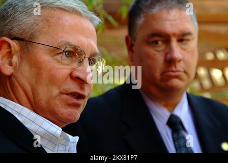 Notfallplanung und Sicherheit Überschwemmung Schlammrutsche/Erdrutsche schwerer Sturm Wintersturm - Pasadena, Kalifornien , 17. März 2010 Federal Coordinating Officer Michael Smith diskutiert mit dem State Coordinating Officer Mark Bassett über die Bemühungen zur Beitreibung von öffentlichen Beiträgen im Zusammenhang mit DR 1884. Staatliche Katastrophenhilfe wurde für Kalifornien bereitgestellt, um die staatlichen und lokalen Wiederaufbaumaßnahmen in Gebieten zu ergänzen, die von schweren Winterstürmen zwischen dem 17. Januar und dem 6. Februar 2010 betroffen waren. Adam DuBrowa/FEMA. Schwere Winterstürme, Überschwemmungen, Trümmer und Schlamm in Kalifornien. Fotografien in Bezug auf Di Stockfoto