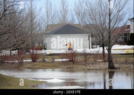 Überschwemmungen - Fargo, N. D. , 18. März 2010 Umfrage der Stadt Fargo Arbeiter überprüfen die Höhe der Sandsackdeiche. Michael Rieger/FEMA. Überschwemmung In North Dakota. Fotos zu Katastrophen- und Notfallmanagementprogrammen, Aktivitäten und Beamten Stockfoto