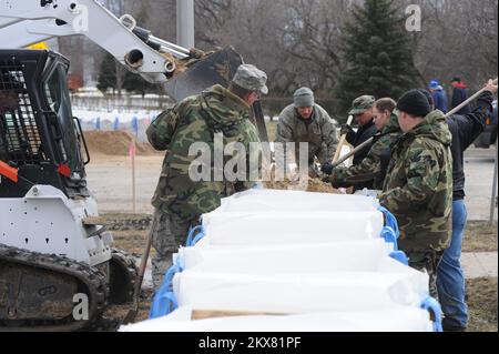 Überschwemmungen - Fargo, N. D. , 18. März 2010 North Dakota National Guard und die Stadt Fargo Arbeiter bauen einen Deich mit einem neuen Produkt namens „The Big Bag“. Einer dieser Beutel entspricht 100 normalen Sandsäcken. Die Wasserseite der Beutel ist auch speziell behandelt, um zu verhindern, dass das Hochwasser den Sand verunreinigt. Foto: Michael Rieger/FEMA. Überschwemmung In North Dakota. Fotos zu Katastrophen- und Notfallmanagementprogrammen, Aktivitäten und Beamten Stockfoto