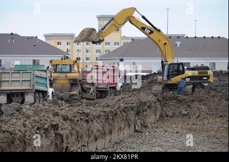 Überschwemmungen - Fargo, N. D. , 18. März 2010 Trucks werden aus einer Tongrube am südlichen Ende von Fargo gefüllt, um Deiche entlang des Red River zu bauen. Foto: Michael Rieger/FEMA. Überschwemmung In North Dakota. Fotos zu Katastrophen- und Notfallmanagementprogrammen, Aktivitäten und Beamten Stockfoto