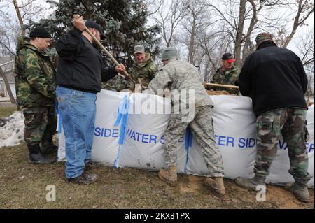 Überschwemmungen - Fargo, N. D. , 18. März 2010 North Dakota National Guard und die Stadt Fargo Arbeiter bauen einen Deich mit dem neuen Produkt „The Big Bag“. Einer dieser Beutel entspricht 100 normalen Sandsäcken. Die Wasserseite der Beutel ist auch speziell behandelt, um zu verhindern, dass das Hochwasser den Sand verunreinigt. Foto: Michael Rieger/FEMA. Überschwemmung In North Dakota. Fotos zu Katastrophen- und Notfallmanagementprogrammen, Aktivitäten und Beamten Stockfoto