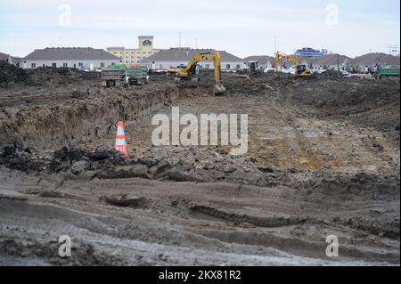 Überschwemmungen - Fargo, N. D. , 18. März 2010 Trucks werden aus einer Tongrube am südlichen Ende von Fargo gefüllt, um Deiche entlang des Red River zu bauen. Foto: Michael Rieger/FEMA. Überschwemmung In North Dakota. Fotos zu Katastrophen- und Notfallmanagementprogrammen, Aktivitäten und Beamten Stockfoto