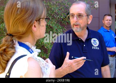 Überschwemmung Schlammlawine/Erdrutsche Schwerer Sturm Wintersturm - Pasadena, Kalifornien , März 17, 2010 Michael McCormick, FEMA Public Information Officer, berichtet einem LA Times-Reporter, dass staatliche und lokale Regierungen und bestimmte private gemeinnützige Organisationen auf Kostenteilungsbasis für Notfallarbeiten und die Reparatur oder den Austausch von Einrichtungen, die durch die schweren Winterstürme, Überschwemmungen, Und Trümmer fließen. Adam DuBrowa/FEMA. Schwere Winterstürme, Überschwemmungen, Trümmer und Schlamm in Kalifornien. Fotografien zu Katastrophen und Notfallmanagement S. Stockfoto