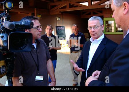 Schlamm/Erdrutsch Schwerer Sturm Wintersturm - Pasadena, Kalifornien , 17. März 2010 FEMA Federal Coordinating Officer Michael Smith gibt und interviewt mit ABC News 7 bezüglich der staatlichen Beitreibungsbemühungen von DR 1884. Staatliche und förderfähige Kommunalregierungen und bestimmte private gemeinnützige Organisationen erhalten auf Kostenteilungsbasis Mittel für Notfallarbeiten und die Reparatur oder den Austausch von Anlagen, die durch die schweren Winterstürme, Überschwemmungen und Trümmerströme in den Grafschaften Calaveras, Imperial, Los Angeles, Riverside, San Bernardino, Und Siskiyou... Adam Dub Stockfoto