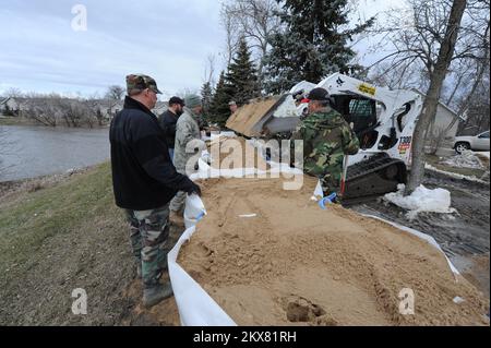 Überschwemmungen - Fargo, N. D. , 18. März 2010 North Dakota National Guard und die Stadt Fargo Arbeiter bauen einen Deich mit dem neuen Produkt „The Big Bag“. Einer dieser Beutel entspricht 100 normalen Sandsäcken. Die Wasserseite der Beutel ist auch speziell behandelt, um zu verhindern, dass das Hochwasser den Sand verunreinigt. Foto: Michael Rieger/FEMA. Überschwemmung In North Dakota. Fotos zu Katastrophen- und Notfallmanagementprogrammen, Aktivitäten und Beamten Stockfoto