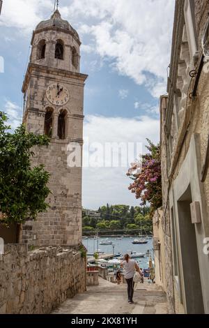 15.04.2018., Cavtat, Kroatien - Cavtat ist eine einzigartige Stadt an der Adria, eine alte Stadt im hügeligen Teil der bewaldeten Halbinsel Ratte. Es gibt neue Siedlungen entlang der Küste, und ganz Cavtat ist von mediterraner Vegetation überwuchert, mit den immer grünen Kiefern- und Zypressenbäumen. Es gibt mehr als 5 Meilen (7 km) Sandbänke, sauberes Meerwasser, Sandstrände und Buchten, feine neue Hotels der hohen und luxuriösen Klasse, und all dies hat Cavtat zu einem der begehrtesten und besuchten Touristenresorts in der Gegend von Dubrovnik gemacht. Foto: Grgo Jelavic/PIXSELL Stockfoto