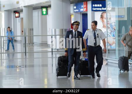 HONGKONG - 15. APRIL 2015: Piloten von United Airlines nach dem Flug. United Airlines, Inc. Ist eine große amerikanische Fluggesellschaft mit Hauptsitz in Chicago, Illin Stockfoto