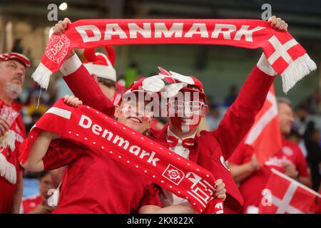 Al-Wakrah, Katar. 30.. November 2022. Dänische Fans beim FIFA-Weltmeisterschaftsspiel Katar 2022 Gruppe D zwischen Australien und Dänemark am 30. November 2022 im Al Janoub Stadium, Al Wakrah, Katar. Foto von Peter Dovgan. Nur redaktionelle Verwendung, Lizenz für kommerzielle Verwendung erforderlich. Keine Verwendung bei Wetten, Spielen oder Veröffentlichungen von Clubs/Ligen/Spielern. Kredit: UK Sports Pics Ltd/Alamy Live News Stockfoto