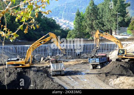 Überschwemmung Schlammlawine/Erdrutsche Schwerer Sturm Wintersturm - Pasadena, Kalifornien , 26. März 2010 Ein Trümmerbecken im Pickins-Hof wird gereinigt, nachdem das winterliche Wetter Überschwemmungen und Erdrutsche verursachte, um die Schüssel zu füllen. Im Rahmen des Programms zur Risikobegrenzung wurden die Becken von Flint-Ridge als Mittel zur Minderung der sich wiederholenden Schäden durch jährliche Überschwemmungen eingeführt. Adam DuBrowa/FEMA. Schwere Winterstürme, Überschwemmungen, Trümmer und Schlamm in Kalifornien. Fotos zu Katastrophen- und Notfallmanagementprogrammen, Aktivitäten und Beamten Stockfoto