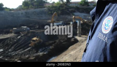 Überschwemmung Schlammlawine/Erdrutsch Schwerer Sturm – Pasadena, Kalifornien , 26. März 2010 riesige Trümmerbecken im Pickins-Hof werden geleert, nachdem die jüngsten schweren Regenfälle Erdrutsche, Schlammlawinen und Überschwemmungen verursacht hatten. Gemäß der FEMA-Erklärung zur öffentlichen Unterstützung können staatliche und lokale Regierungen Unterstützung im Rahmen des Programms zur Risikobegrenzung beantragen. Adam DuBrowa/FEMA. Schwere Winterstürme, Überschwemmungen, Trümmer und Schlamm in Kalifornien. Fotos zu Katastrophen- und Notfallmanagementprogrammen, Aktivitäten und Beamten Stockfoto