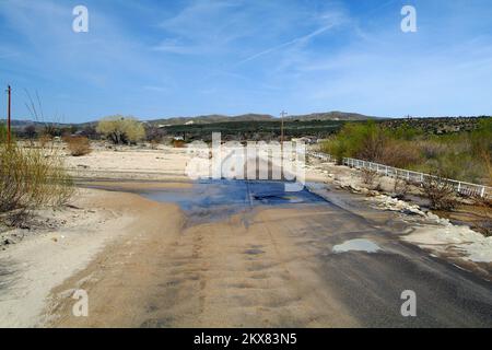 Überschwemmung Schlammlawine/Erdrutsche Schwerer Sturm Wintersturm - Hesperia, Kalifornien , 20. März 2010 die Ranchero Road erlitt schwere Überschwemmungen und Schlammströme entlang der kurvenreichen Straßen. Dies ist einer von vielen beschädigten Autobahnabschnitten, der für öffentliche Unterstützung in Frage kommt, um Schlaglöcher zu reparieren und Trümmer zu entfernen. Adam DuBrowa/FEMA.. Schwere Winterstürme, Überschwemmungen, Trümmer und Schlamm in Kalifornien. Fotos zu Katastrophen- und Notfallmanagementprogrammen, Aktivitäten und Beamten Stockfoto