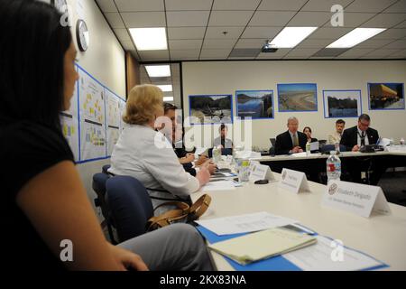 Überschwemmung Schlammlawine/Erdrutsch Schwerer Sturm – Pasadena, Kalifornien , 24. März 2010 FEMA Federal Coordinating Officer Michael Smith leitet einen Legislativgipfel zu einem Public Assistance Briefing im Gemeinsamen Außendienst. Der Zweck des gesetzgeberischen Briefing ist es, aktuelle Informationen über die kalifornische Katastrophenerklärung DR 1884 zu liefern. Adam DuBrowa/FEMA. Schwere Winterstürme, Überschwemmungen, Trümmer und Schlamm in Kalifornien. Fotos zu Katastrophen- und Notfallmanagementprogrammen, Aktivitäten und Beamten Stockfoto