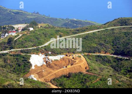 Küstensturm Überschwemmung Schlammlawine/Erdrutsche Schwerer Sturm Wintersturm - Malibu, Kalifornien , 25. März 2010 Rambo Pacifica Road war wegen eines schweren Erdrutsches aufgrund schwerer Winterstürme gesperrt. Öffentliche Unterstützung ist für staatliche und lokale Regierungen für Notfallarbeiten und die Reparatur und den Austausch von durch Katastrophen beschädigten Straßen, Brücken und Einrichtungen genehmigt. Adam DuBrowa/FEMA. Schwere Winterstürme, Überschwemmungen, Trümmer und Schlamm in Kalifornien. Fotos zu Katastrophen- und Notfallmanagementprogrammen, Aktivitäten und Beamten Stockfoto