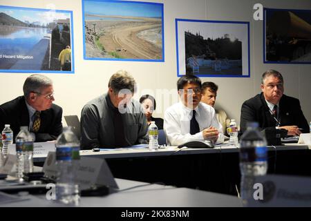 Überschwemmung Schlammlawine/Erdrutsch Schwerer Sturm – Pasadena, Kalifornien , 24. März 2010 Pasadena, CA, Supervisor der Public Assistance Group Jim Calacal - Center, beschreibt den Prozess der öffentlichen Unterstützung während eines gesetzgeberischen Briefing in der Gemeinsamen Feldstelle. Die Teilnehmer bestanden aus Legislativmitarbeitern, Vertreterhelfern, Notfallmanagern, lokalen, städtischen, Und Staatsbeamte. Adam DuBrowa/FEMA. Schwere Winterstürme, Überschwemmungen, Trümmer und Schlamm in Kalifornien. Fotos zu Katastrophen- und Notfallmanagementprogrammen, Aktivitäten und Beamten Stockfoto