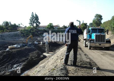 Überschwemmung Schlammlawine/Erdrutsch Schwerer Sturm – Pasadena, Kalifornien , 26. März 2010 riesige Trümmerbecken im Pickins-Hof werden gereinigt, nachdem die jüngsten schweren Regenfälle Erdrutsche, Überschwemmungen und Schlammrutschen verursachten, die das Becken mit Trümmer füllten. Gemäß der Erklärung zur öffentlichen Unterstützung können die Staats- und Kommunalbehörden Unterstützung im Rahmen des Programms zur Risikobegrenzung für die Beseitigung von Trümmern beantragen. Adam DuBrowa/FEMA. Schwere Winterstürme, Überschwemmungen, Trümmer und Schlamm in Kalifornien. Fotos zu Katastrophen- und Notfallmanagementprogrammen, Aktivitäten und Beamten Stockfoto